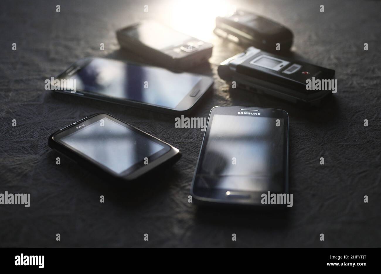 Viejo teléfono samsung fotografías e imágenes de alta resolución - Alamy