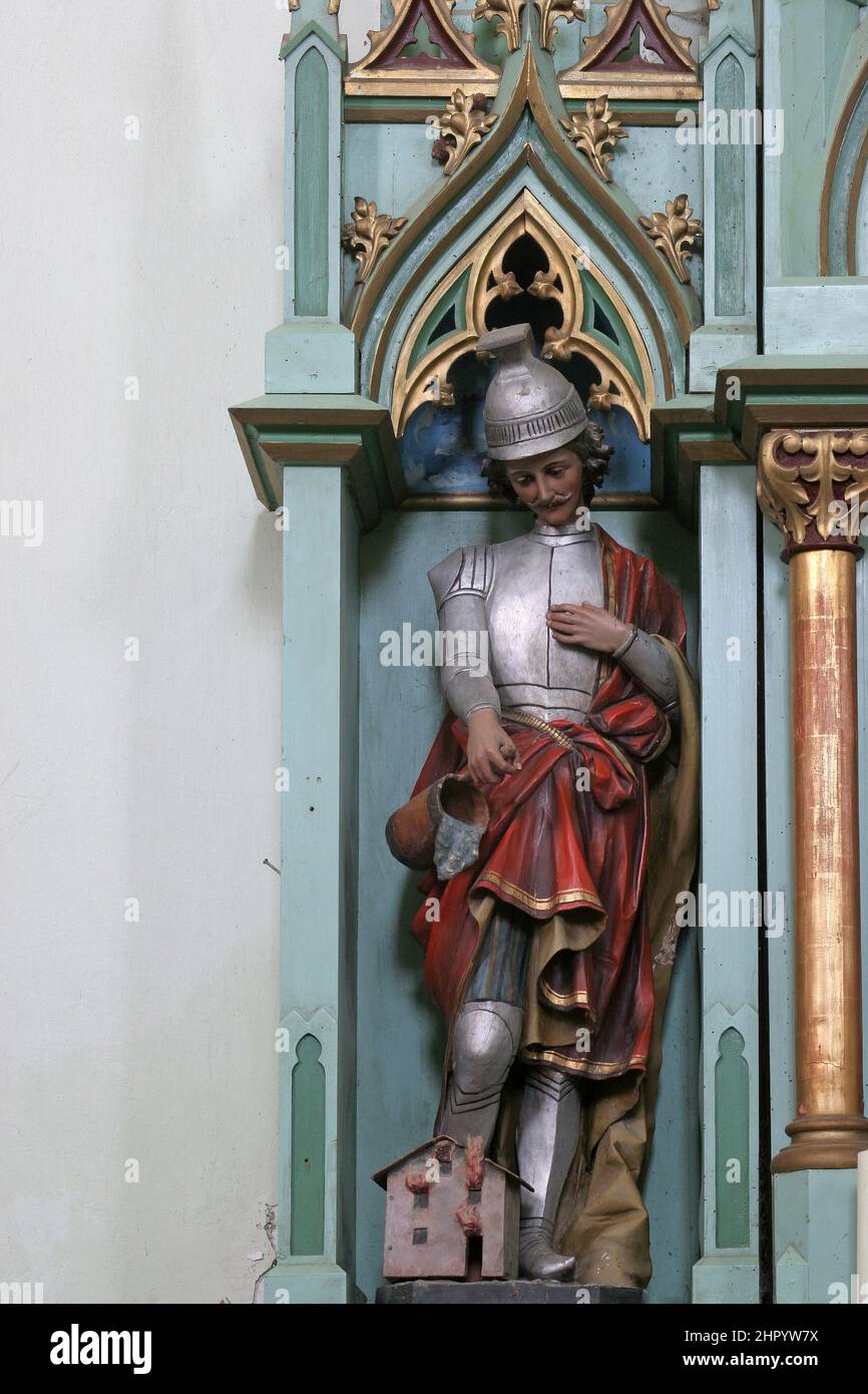 San Florián, estatua en el altar de San Antonio de Padua en la iglesia parroquial de los Santos Simón y Judas en Ciglena, Croacia Foto de stock