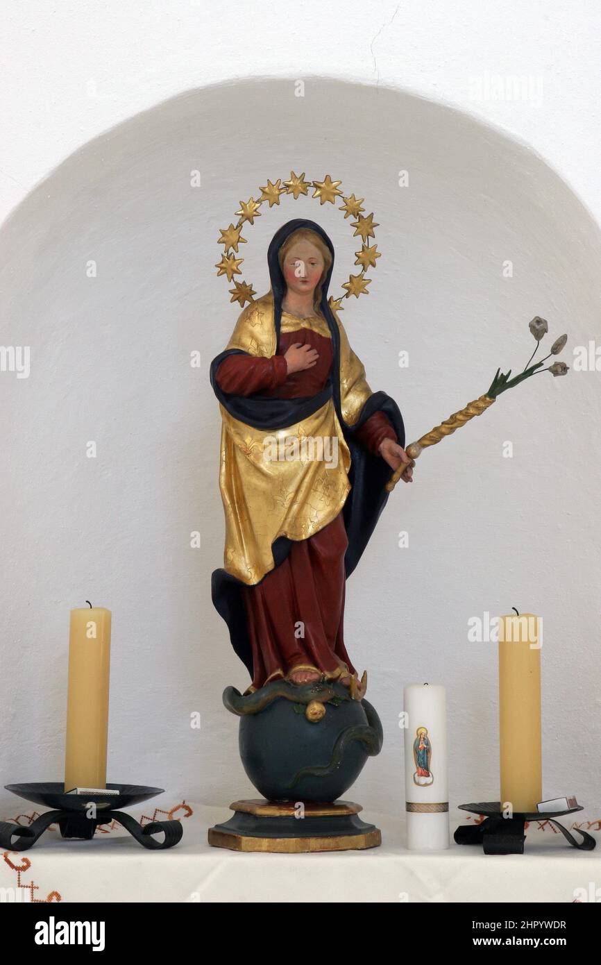 Virgen María, estatua en la capilla de San Juan y Pablo en Gora, Croacia Foto de stock