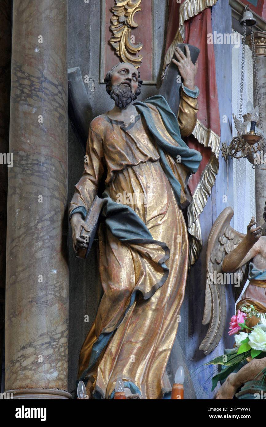 San Andrés, estatua en el altar mayor de la iglesia de la Asunción de la Virgen María en Glogovnica, Croacia Foto de stock