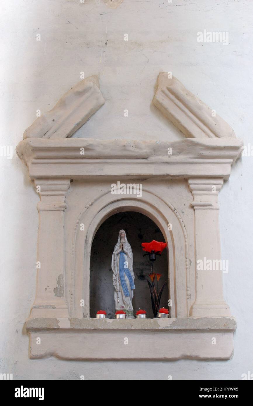 Nuestra Señora de Lourdes, estatua en la iglesia de la Asunción de la Virgen María en Glogovnica, Croacia Foto de stock