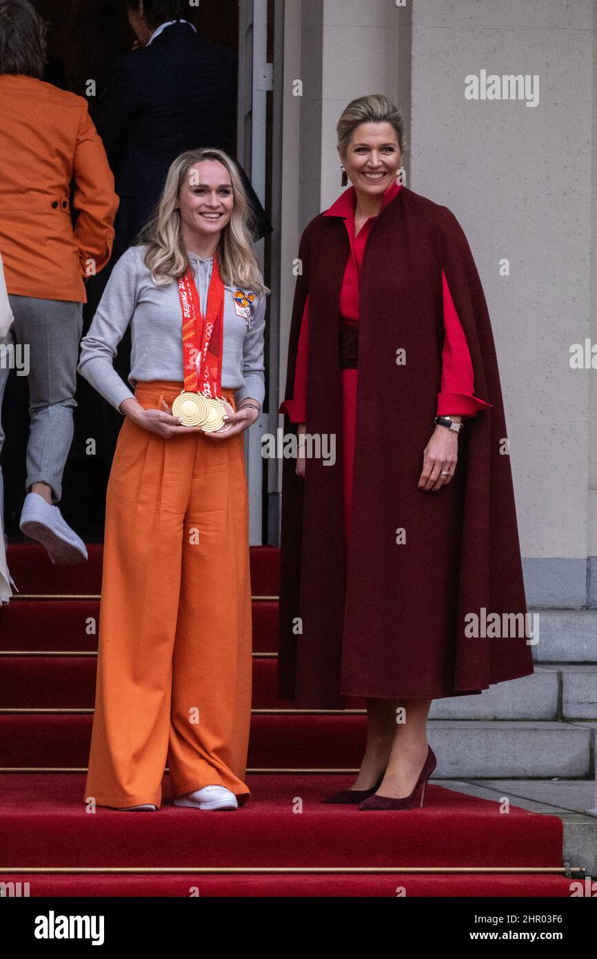 Países Bajos, La Haya el 22/02/2022. El rey Willem-Alexander y la reina Maxima Zorreguieta reciben las medallas deportivas en los Juegos Olímpicos de Invierno en el Noord Foto de stock
