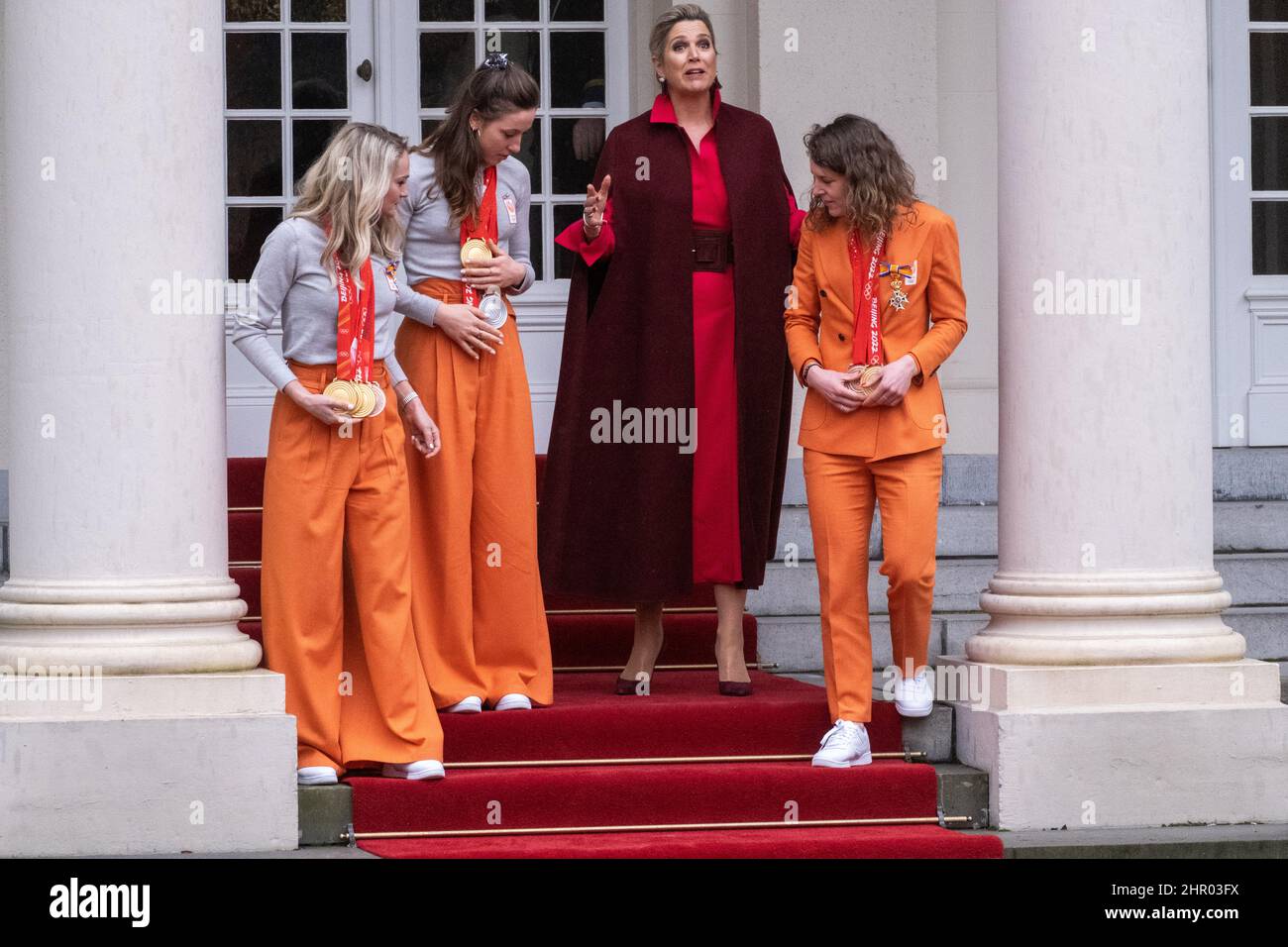 Países Bajos, La Haya el 22/02/2022. El rey Willem-Alexander y la reina Maxima Zorreguieta reciben las medallas deportivas en los Juegos Olímpicos de Invierno en el Noord Foto de stock