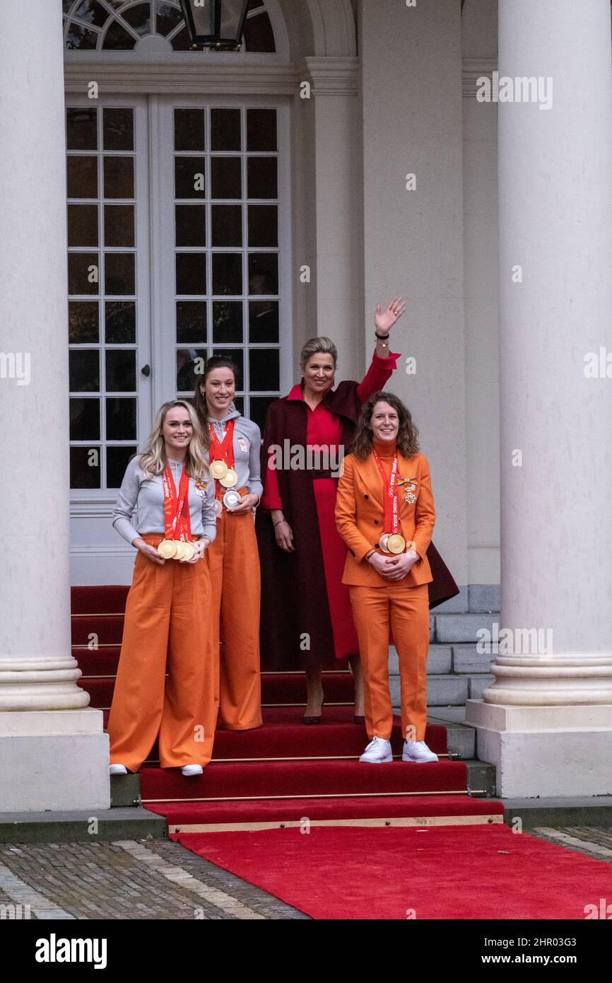 Países Bajos, La Haya el 22/02/2022. El rey Willem-Alexander y la reina Maxima Zorreguieta reciben las medallas deportivas en los Juegos Olímpicos de Invierno en el Noord Foto de stock