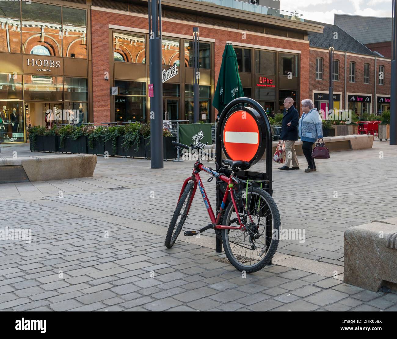 Bicicleta estacionada contra No hay señal de entrada para vehículos de motor Cornhill Lincoln city 2022 Foto de stock