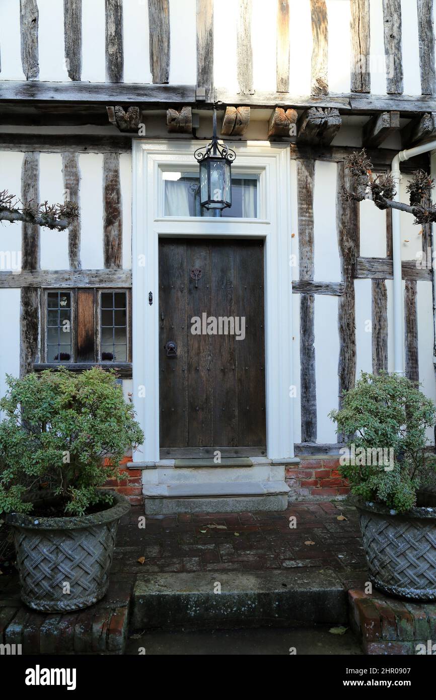 Puerta de madera a casa de entramado de madera en la calle, Chilham, Canterbury, Kent, Inglaterra, Reino Unido Foto de stock