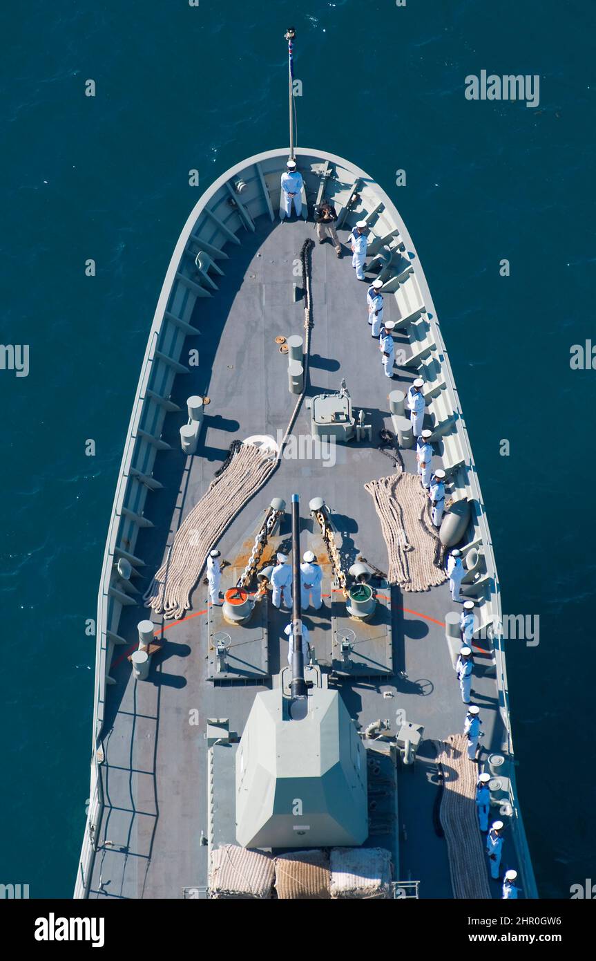 Una fragata de la Royal Australian Navy en la base naval Garden Island de Australia Occidental, tras un despliegue en el extranjero. Foto de stock