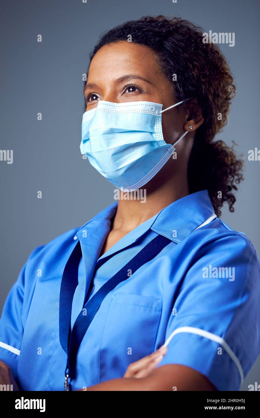 Estudio Retrato de Enfermera Femenina con Uniforme y Máscara Face Foto de stock