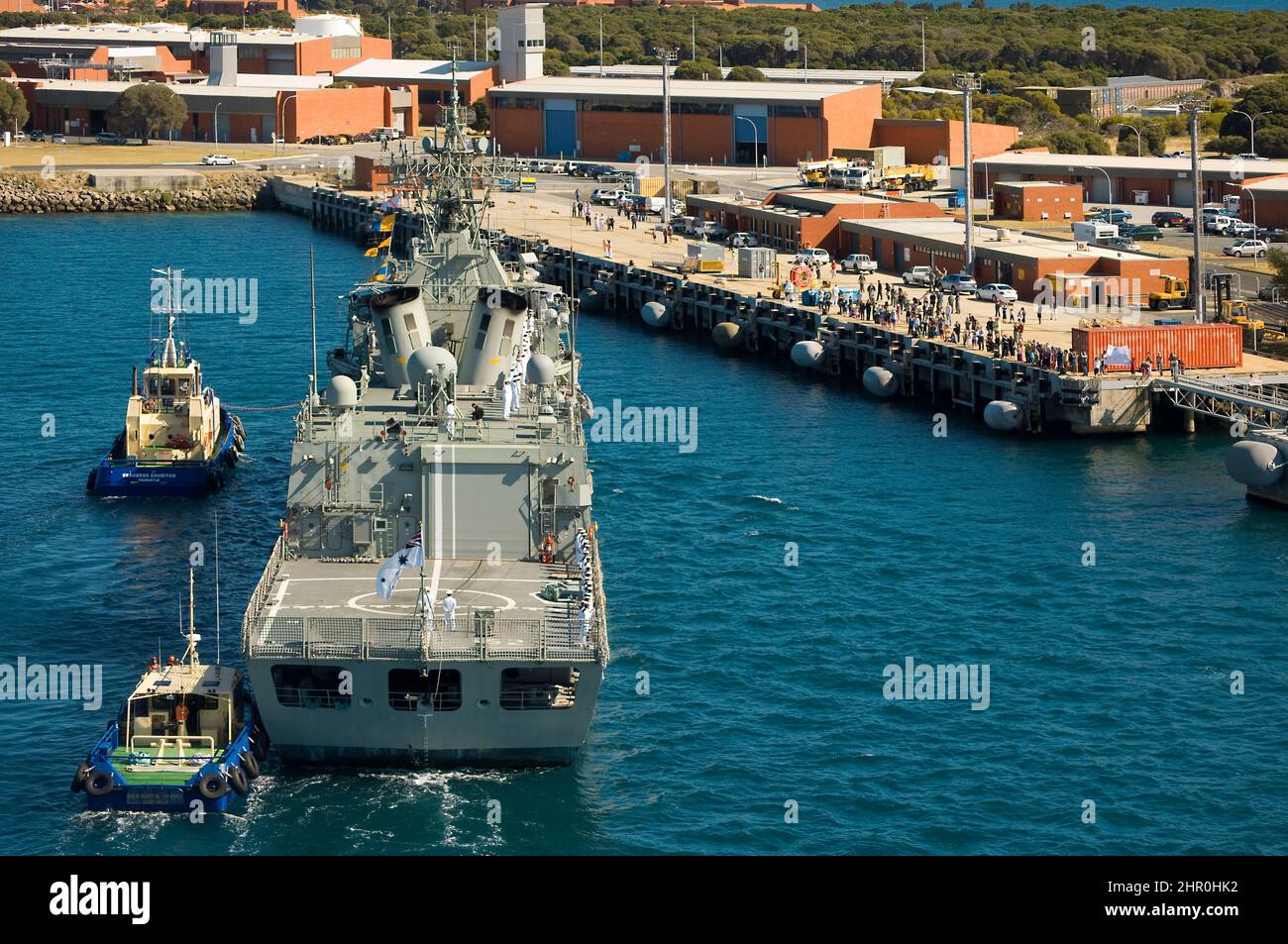 Una fragata de la Royal Australian Navy en la base naval Garden Island de Australia Occidental, tras un despliegue en el extranjero. Foto de stock