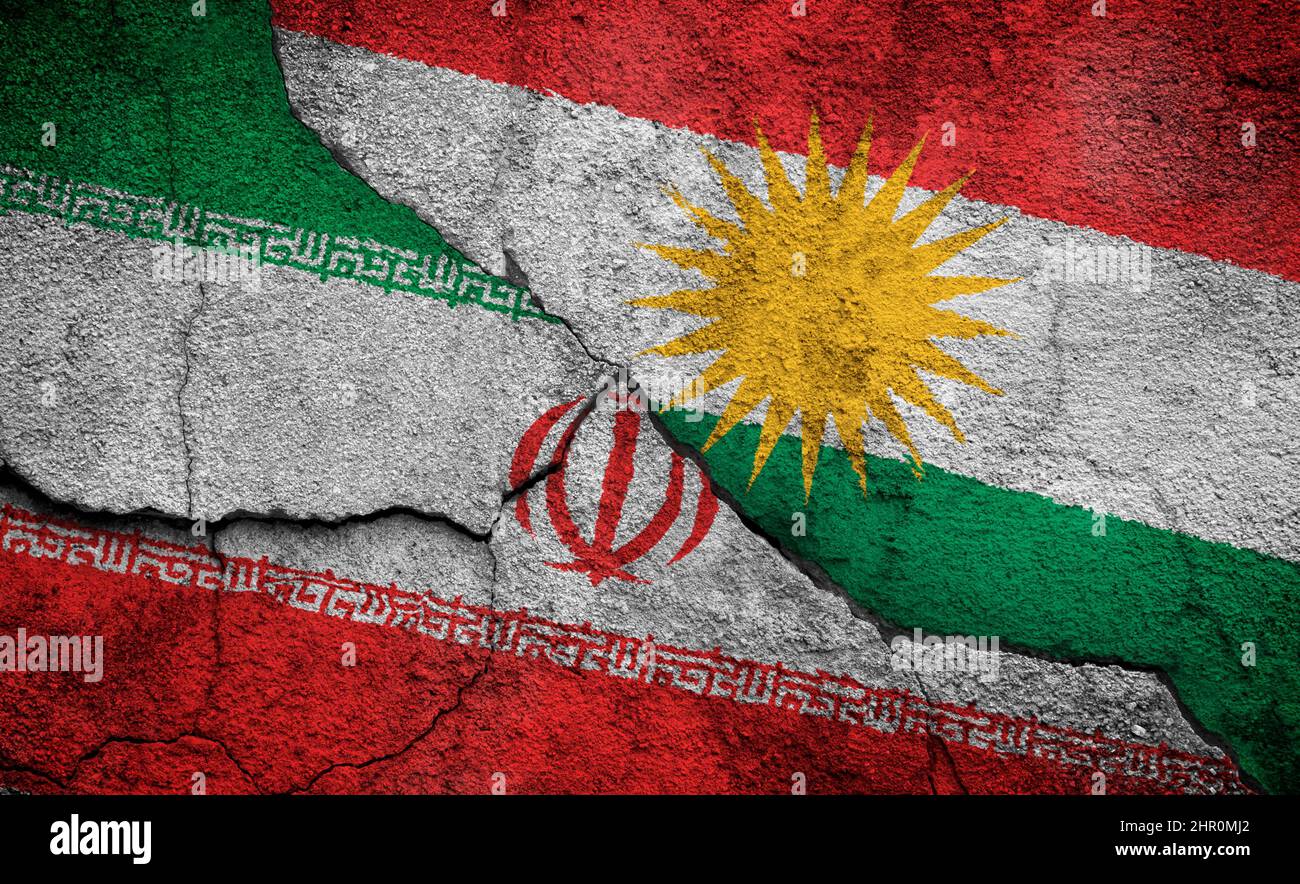 Foto de marco completo de banderas erosionadas de Irán y Kurdistán pintadas en una pared agrietada. Irán occidental choca con el concepto. Foto de stock