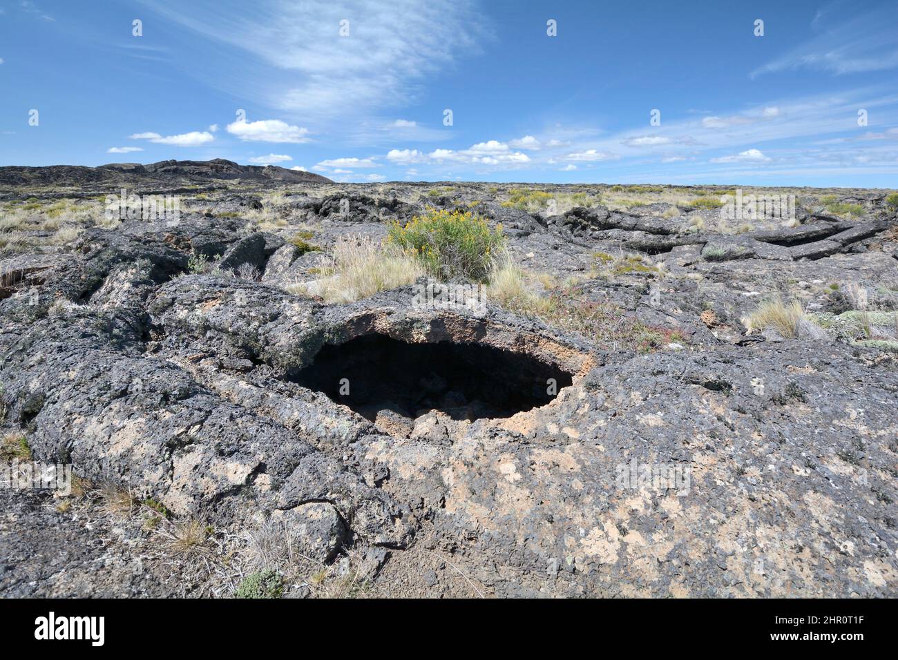 La lava antigua fluye desde el cráter Morada del Diablo, el Parque Nacional Pali Aike, la XII Región de Magallanes y la Antártida chilena, Chile Foto de stock