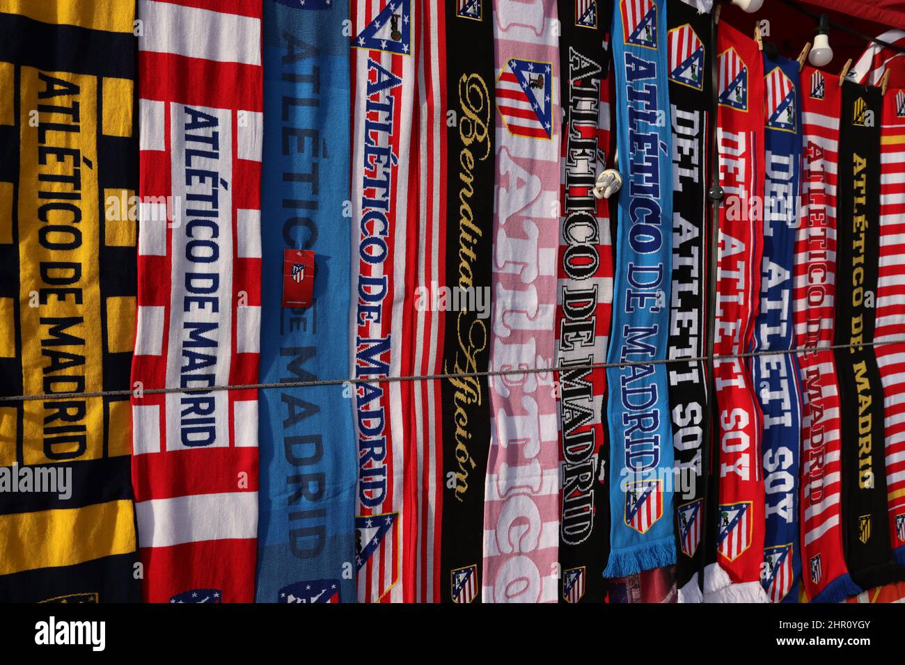 Madrid, España, 23rd de de 2022. Las bufandas se venden en un puesto merchandising en una vista general del estadio Wanda Metropolitano antes partido de la UEFA Champions League