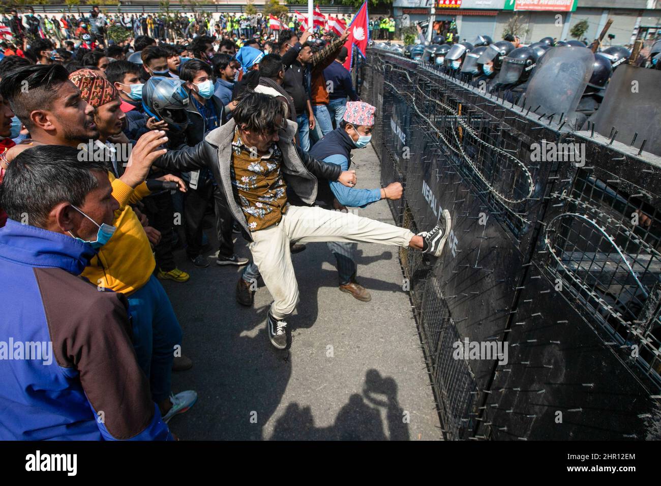 Katmandú, Nepal. 04th Mar, 2022. Los manifestantes tratan de romper las barricadas durante la manifestación. Diferentes grupos juveniles de partidos políticos se enfrentaron con la policía de Nepal fuera del Parlamento Federal en protesta contra la subvención de US$ 500 millones conocida como el pacto de la Corporación del Desafío del Milenio (MCC). El acuerdo, firmado en 2017, aún no ha sido ratificado por el parlamento, que tiene hasta finales de febrero de 2022 para hacerlo. Los manifestantes dicen que el acuerdo socava la soberanía de Nepal y le da demasiada influencia a Estados Unidos. Crédito: SOPA Images Limited/Alamy Live News Foto de stock
