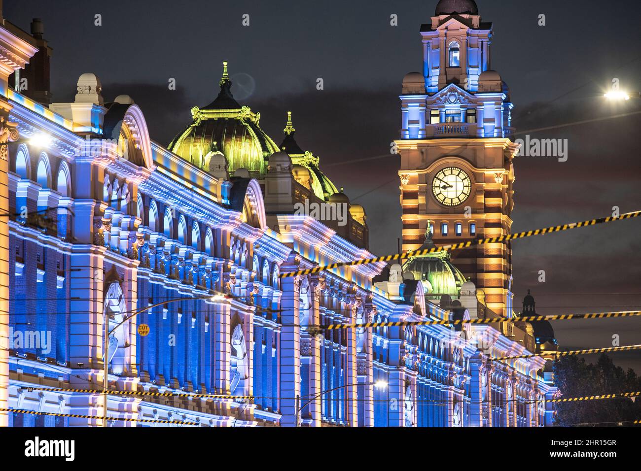 Melbourne Australia. La estación de tren Flinders Street, punto de referencia de Melbourne, se iluminó de noche con los colores de Ucrania como una marca de solidaridad. Foto de stock