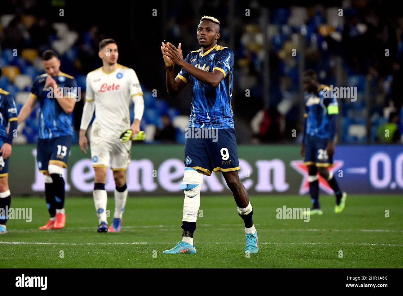 Nápoles, Italia. 24th Feb, 2022. Victor Osimhen del SSC Napoli, con una pierna vendada, aplaude a los fans al final del partido de fútbol de segunda pierna de la Liga Europea Knock-out, entre el SSC Napoli y el FC Barcelona, en el estadio Diego Armando Maradona en Napoli (Italia), el 24th de febrero de 2021. Foto Andrea Staccioli/Insidefoto Crédito: Insidefoto srl/Alamy Live News Foto de stock