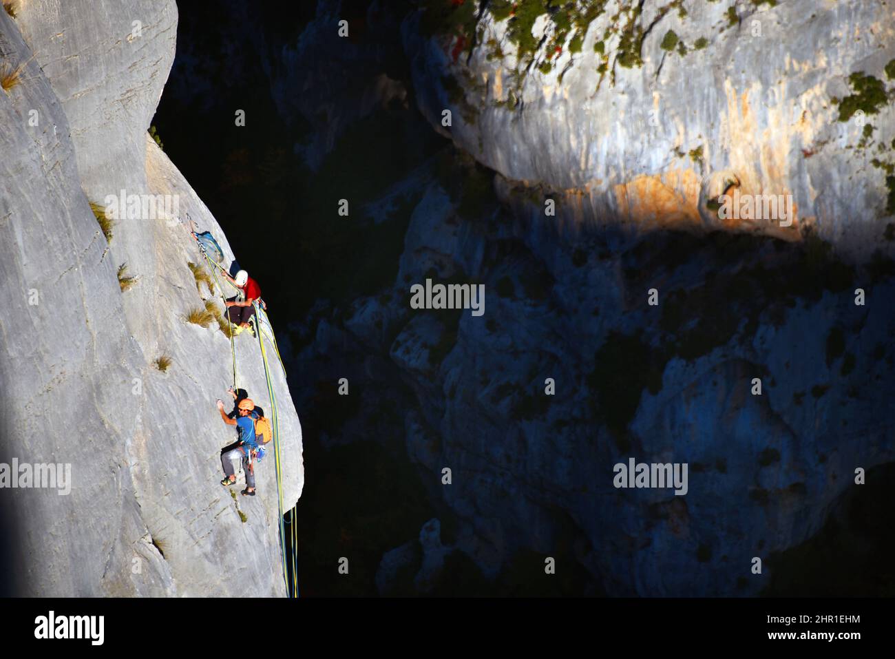 Escaladores en el acantilado del gran Cañón de Verdon, Francia, Provenza, Alpes de Alta Provenza, La Palud sur Verdon Foto de stock