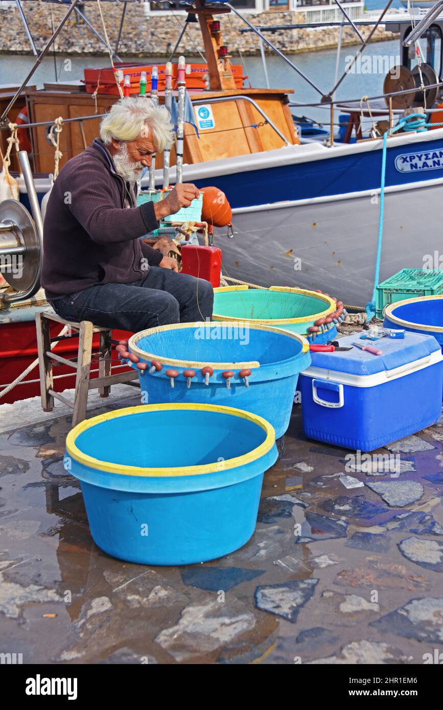 Pescadores trabajando en el puerto, Grecia, Creta, Elounda Foto de stock