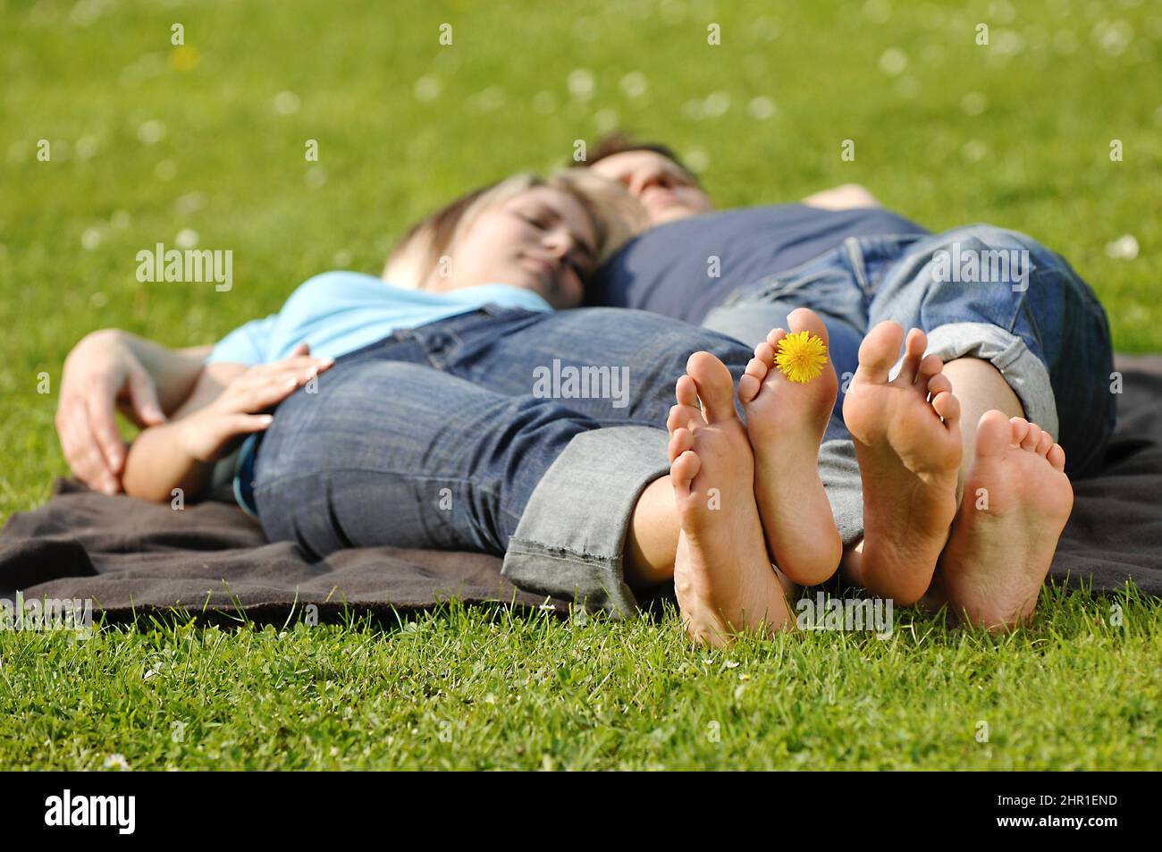 pareja enamorada tumbada descalzo en un prado Foto de stock