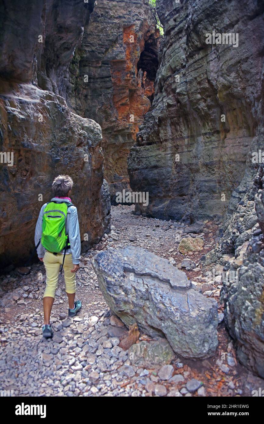 wanderer en el desfiladero de Imbros, Grecia, Creta, Hora Sfakion Foto de stock