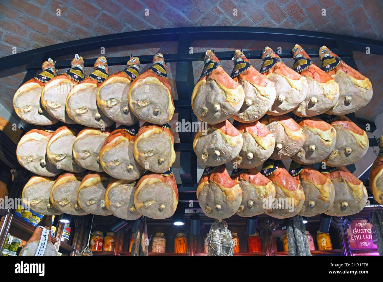 Famosos jamones locales en venta, Italia, Parma Foto de stock