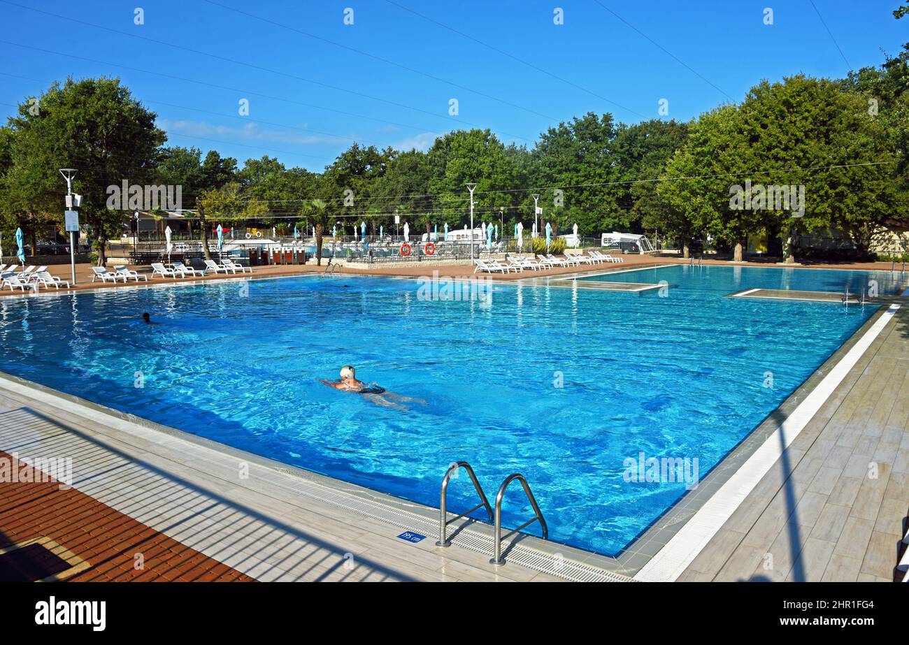 Piscina en un camping, Croacia, Istria, Porec Foto de stock