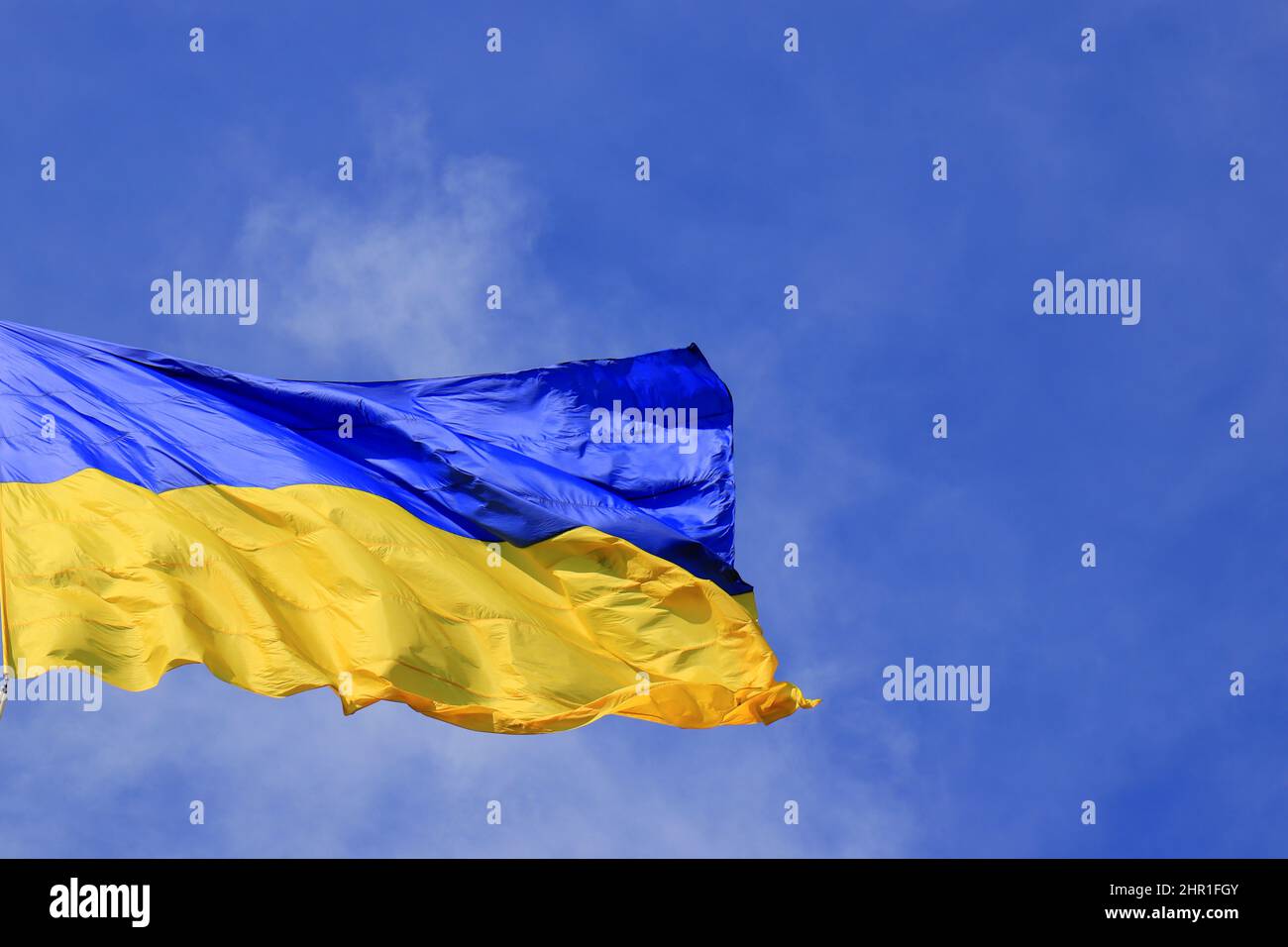 La bandera de Ucrania revoloteaba en el cielo azul. Gran bandera nacional ucraniana amarilla azul, ciudad de Kiev Ucrania Foto de stock