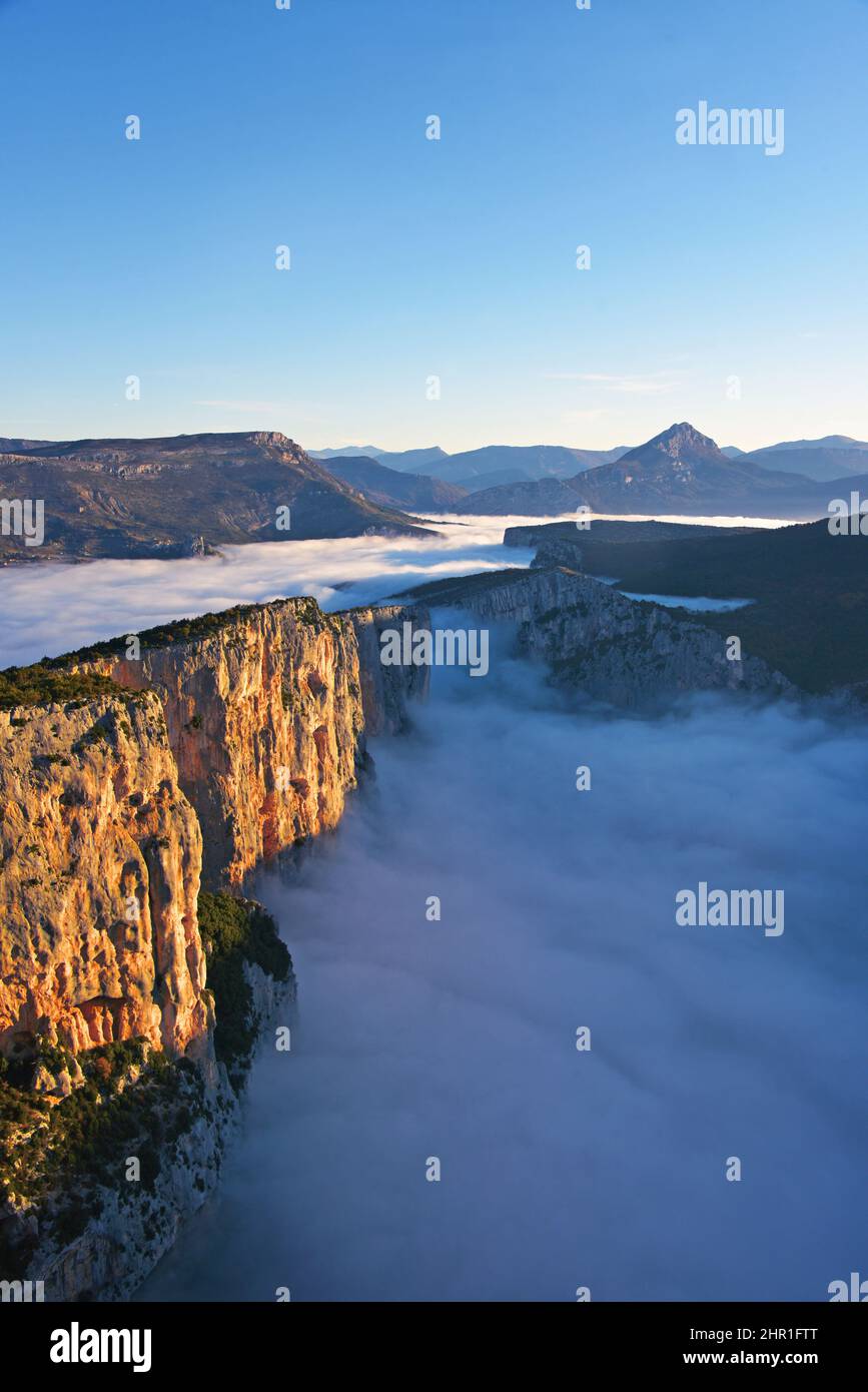 Acantilados del gran Cañón de Verdon sobre un mar nubledscon banco de niebla, Francia, Alpes de Haute Provence, La Palud sur Verdon Foto de stock
