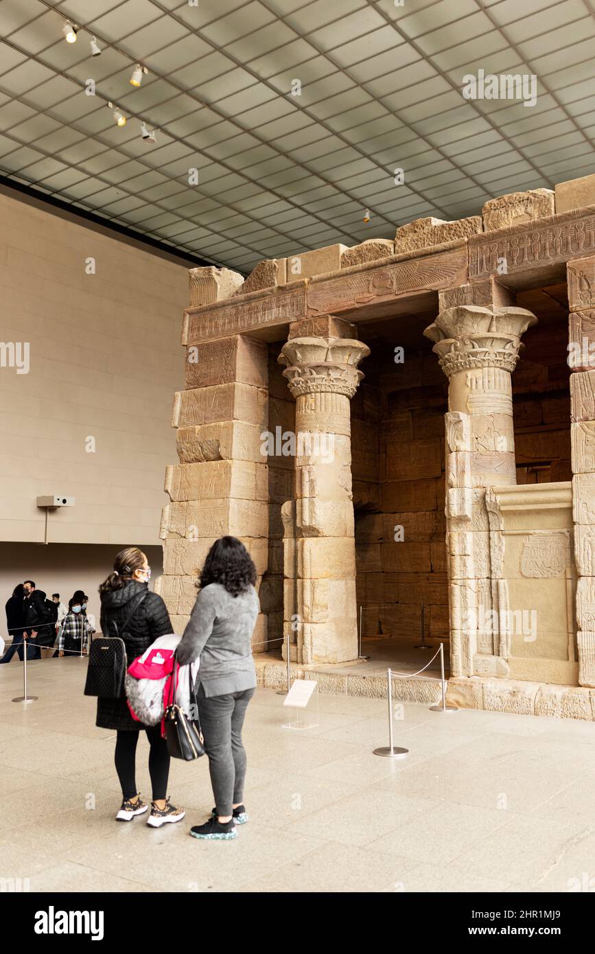 El Templo de Dendur en el Museo Metropolitano de Arte en la ciudad de Nueva York, Estados Unidos. Este templo egipcio data del 15 a.C. y fue construido por los romanos. Foto de stock