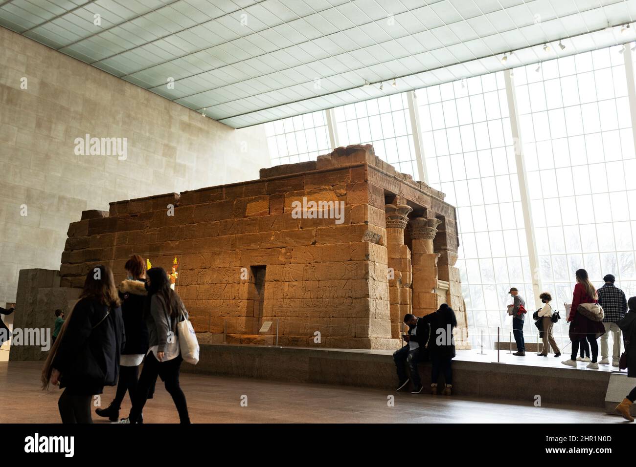 El Templo de Dendur en el Museo Metropolitano de Arte en la ciudad de Nueva York, Estados Unidos. Este templo egipcio data del 15 a.C. y fue construido por los romanos. Foto de stock