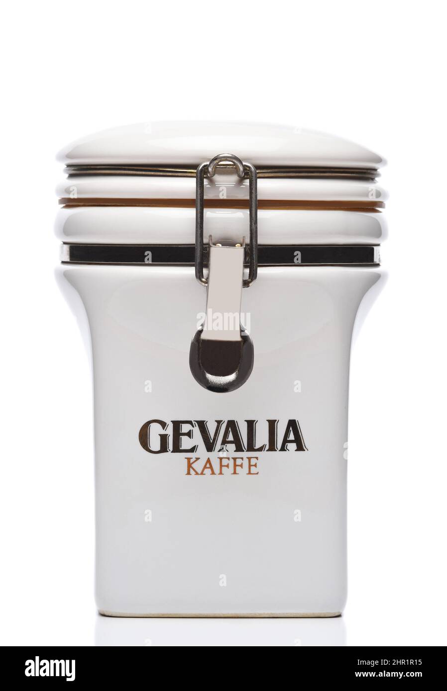 IRVINE, CALIFORNIA - 21 FEB 2022: Recipiente Gevalia Kaffe para el almacenamiento del café escandinavo. Foto de stock