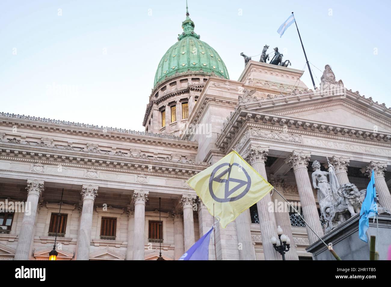 CABA, Buenos Aires, Argentina; 24 de septiembre de 2021: Bandera con el símbolo del movimiento ambientalista XR, Rebelión de Extinción, frente al Nacional Foto de stock