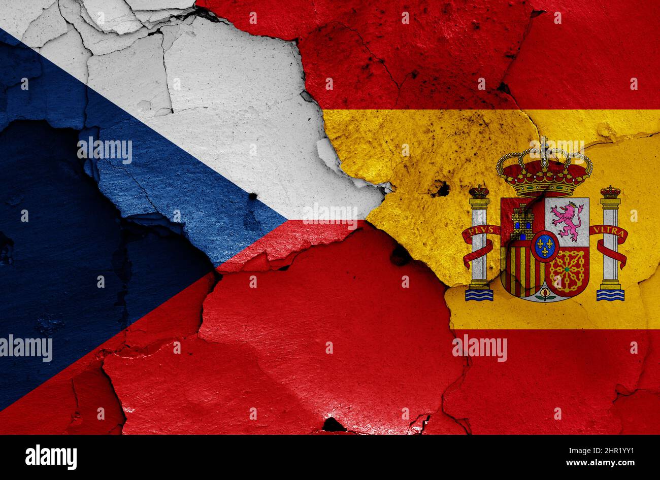 Banderas de la República Checa y España pintadas en la pared agrietada Foto de stock