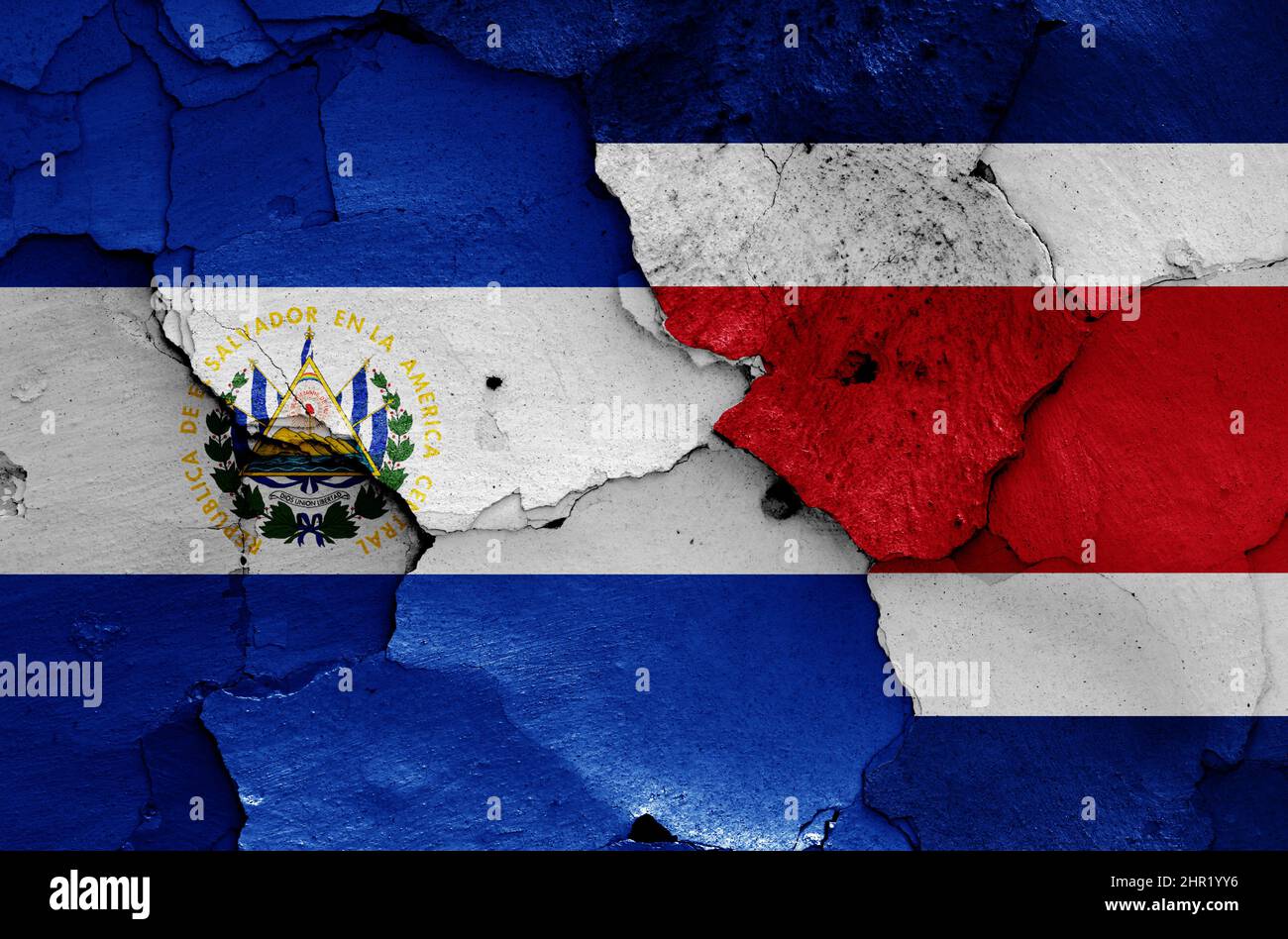 Banderas de El Salvador y Costa Rica pintadas sobre paredes agrietadas Foto de stock