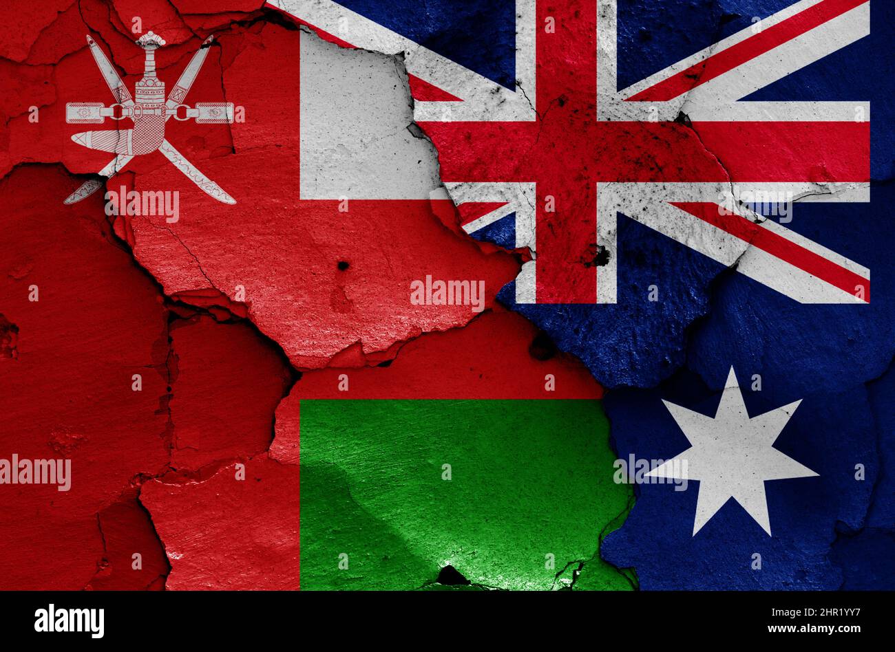 Banderas de Omán y Australia pintadas en la pared agrietada Foto de stock