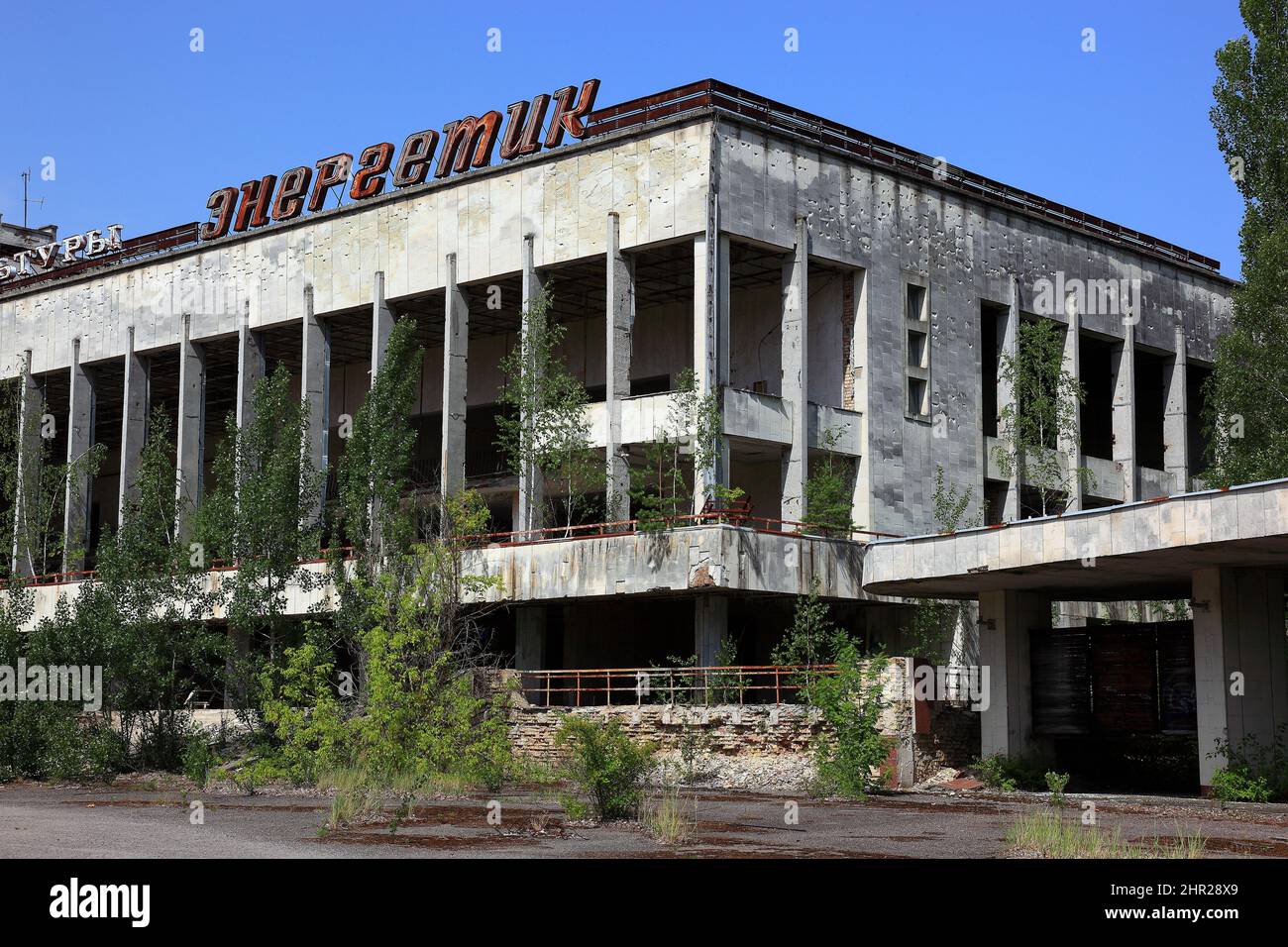 Ucrania, en la zona restringida e inhabitable de 30 kilómetros alrededor de la central de Chernobil y el campo de trabajo de Pripyat, palacio cultural Energetik Foto de stock