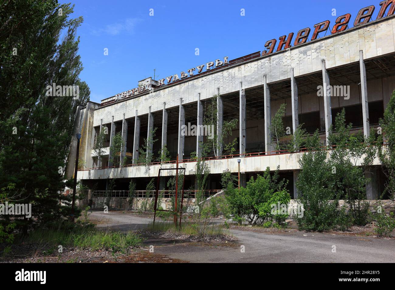 Ucrania, en la zona restringida e inhabitable de 30 kilómetros alrededor de la central de Chernobil y el campo de trabajo de Pripyat, palacio cultural Energetik Foto de stock