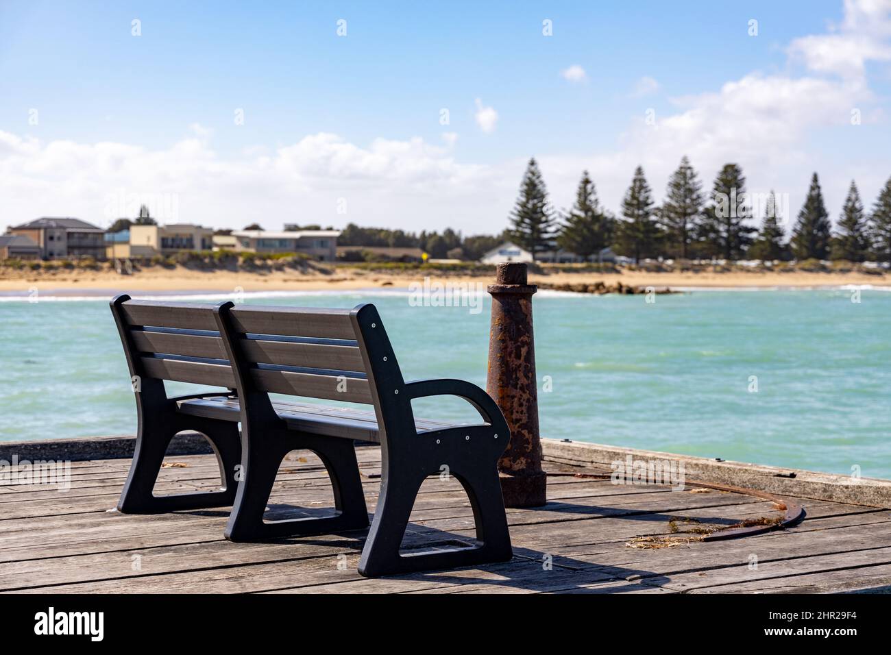 Un banco con vistas a las aguas turquesas de Beachport situado en el sudeste de Australia del sur el 18th 2022 de febrero Foto de stock