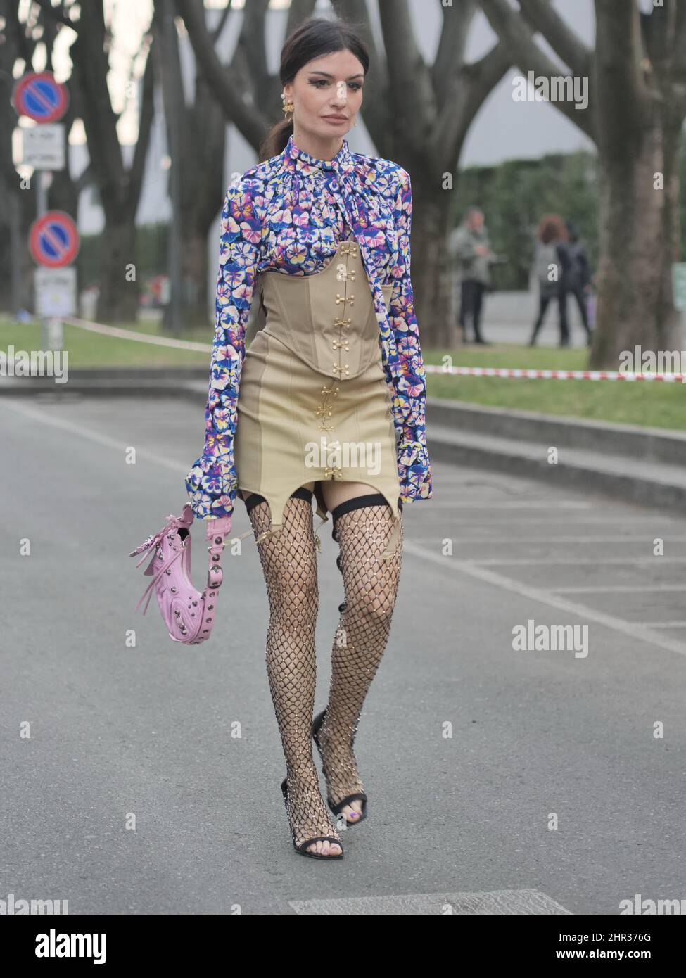 Angela Rozas Saiz ropa estilo calle después de Emporio Armani desfile de  moda durante la semana de la moda de Milán mujer otoño/invierno 2022  Fotografía de stock - Alamy
