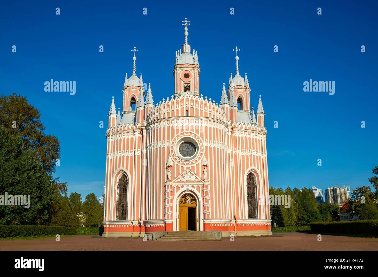 La Iglesia de la Natividad de San Juan Bautista (Chesmenskaya) en un día soleado de septiembre. San Petersburgo, Rusia Foto de stock