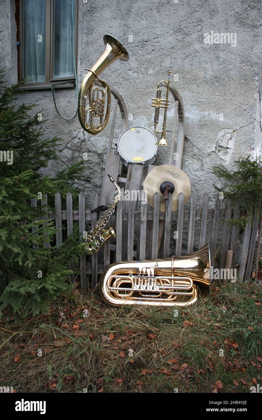 Instrumentos musicales como la tuba, la trompeta, el saxofón y el tambor en una antigua pared Foto de stock
