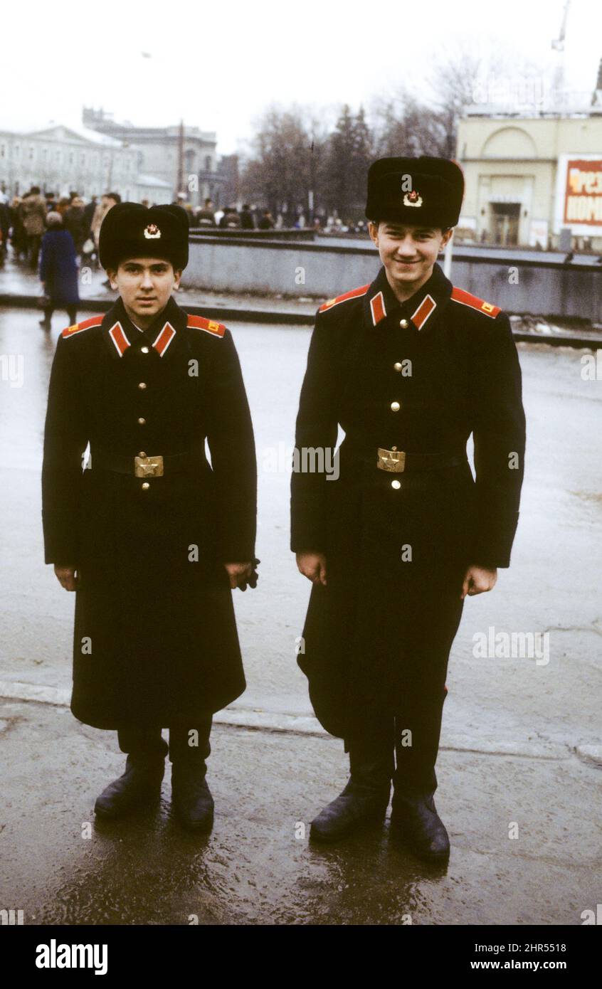 JÓVENES RUSOS al aire libre con uniformes militares Fotografía de stock -  Alamy