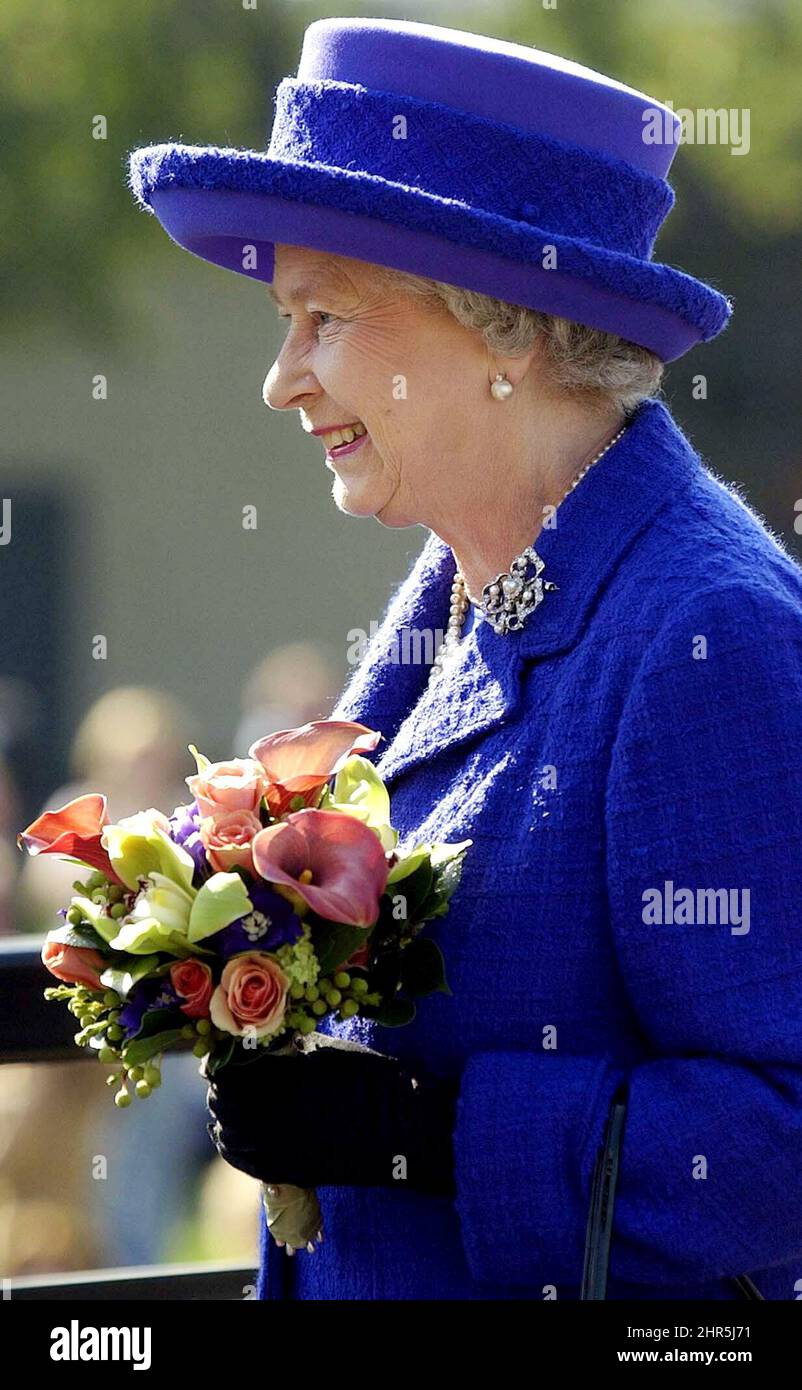 Pa FOTOS/CP - USO ÚNICO: La reina Elizabeth II sonríe cuando sale de Sheridan College en Oakville, el jueves 10 de octubre de 2002. Foto de stock