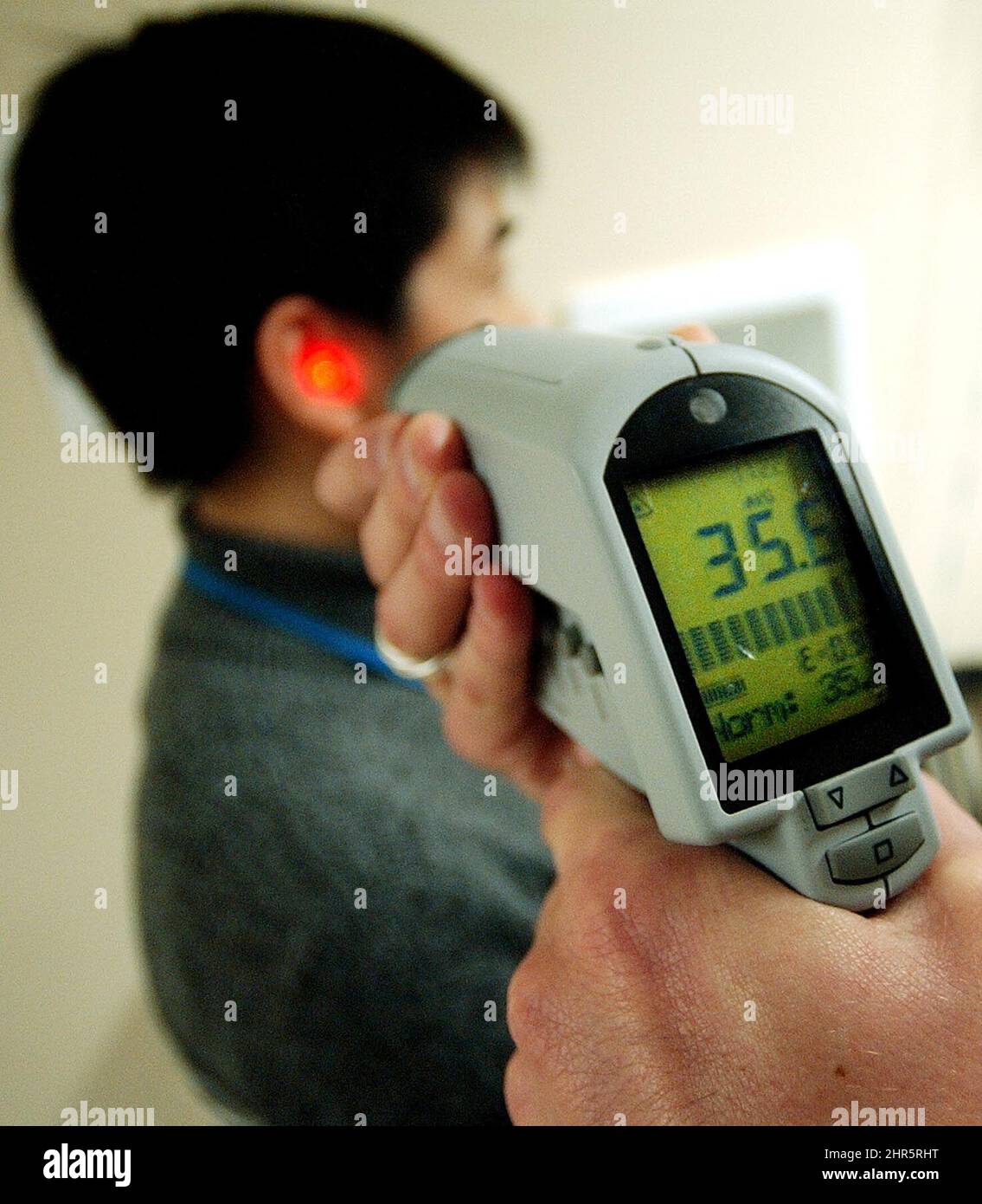 Pa PHOTOS/CP - Reino Unido SÓLO PARA USO: Sueyun Chen, técnico de  investigación del Mount Sinai Hospital, ha tomado su temperatura con un  termómetro de punto infrarrojo sin contacto (punto rojo en