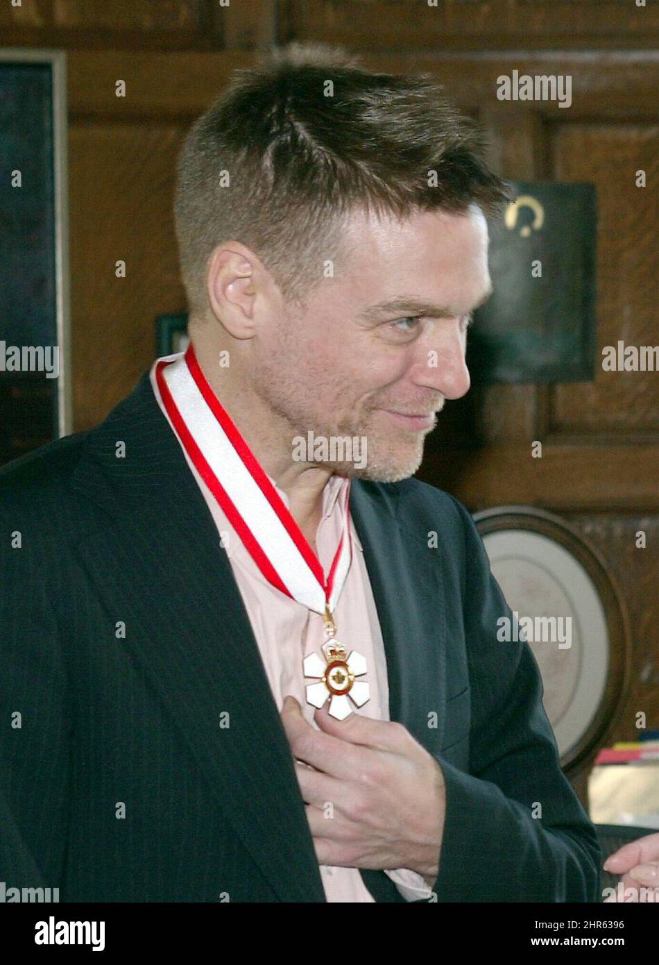 El icono pop canadiense Bryan Adams toca su medalla después de haber sido presentado con la insignia de Oficial de la Orden de Canadá por el Gobernador General Adrienne Clarkson durante una ceremonia privada en Rideau Hall en Ottawa. Foto de stock