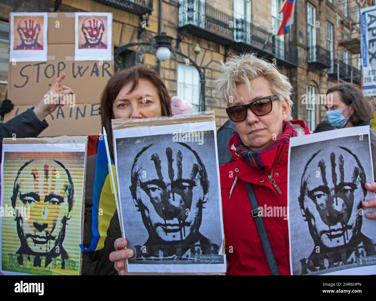 Consulado Ruso, Edimburgo, Escocia, Reino Unido. 25th de febrero de 2022. Por un segundo día en una emotiva protesta la gente joven y vieja se reúne para apoyar a Ucrania. Crédito: Arch White/Alamy Live News Foto de stock