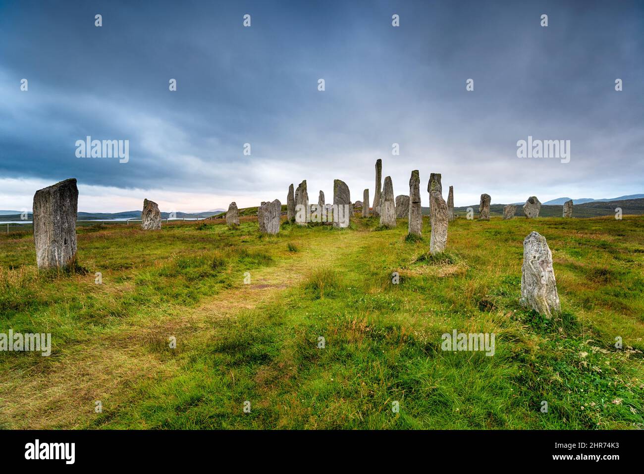 Cielos tormentosos sobre las piedras de Callanish en la Ilse de Lewis en las Hébridas Exteriores de Escocia Foto de stock