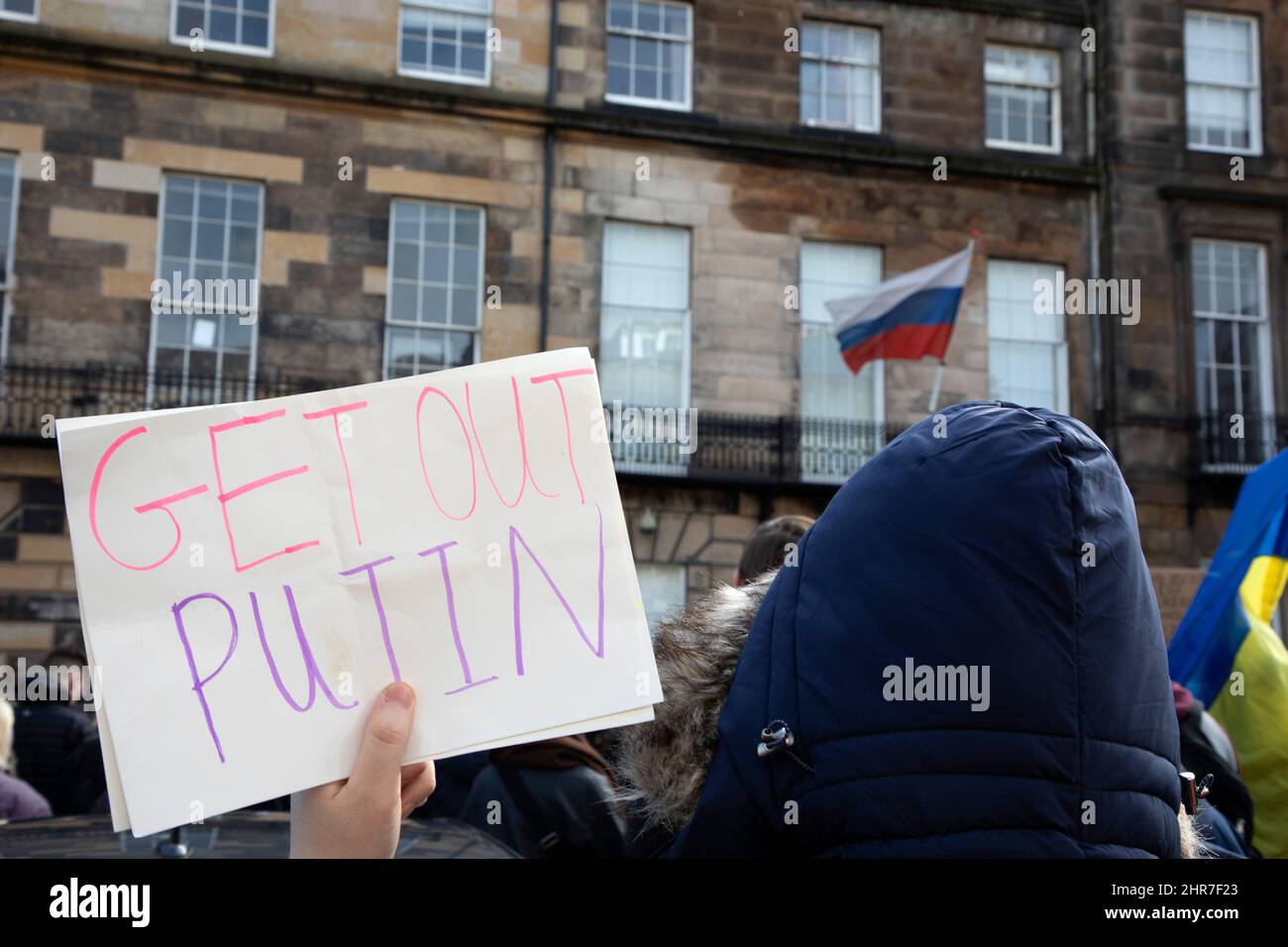 Consulado Ruso, Edimburgo, Escocia, Reino Unido. 25th de febrero de 2022. Por un segundo día en una emotiva protesta la gente joven y vieja se reúne para apoyar a Ucrania. Crédito: Arch White/Alamy Live News Foto de stock