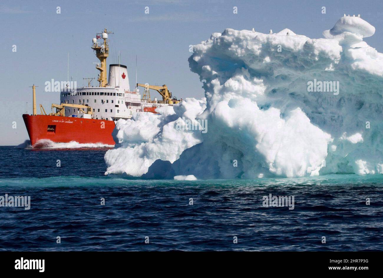 El rompehielos de la Guardia Costera canadiense Louis S. St-Laurent pasa un iceberg en Lancaster Sound, viernes, 11 de julio de 2008.Un organismo internacional está preparado para promulgar nuevas normas para garantizar un transporte más limpio a través de los frágiles mares del Ártico. LA PRENSA CANADIENSE/Jonathan Hayward Foto de stock