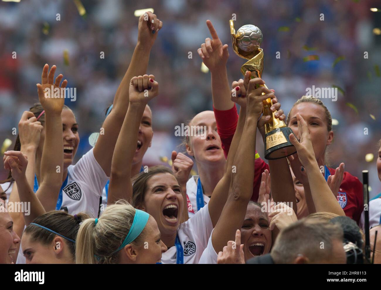 El equipo de Estados Unidos celebra con el trofeo después de derrotar a