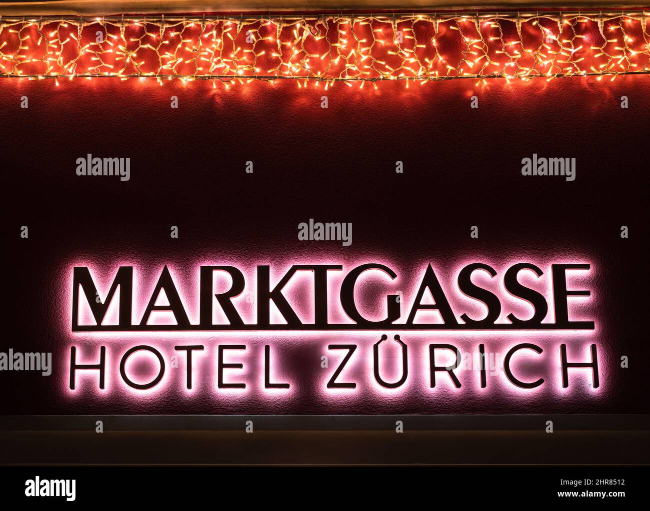 Zurich, Suiza - 30 de diciembre de 2021: Signo iluminado de un hotel Marktgasse en Zurich Foto de stock